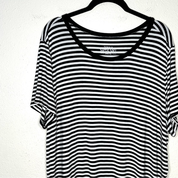 Torrid 2X Perfect Super Soft Crew Neck Short Sleeve Tee Torrid Size 2​ - Picture 5 of 8